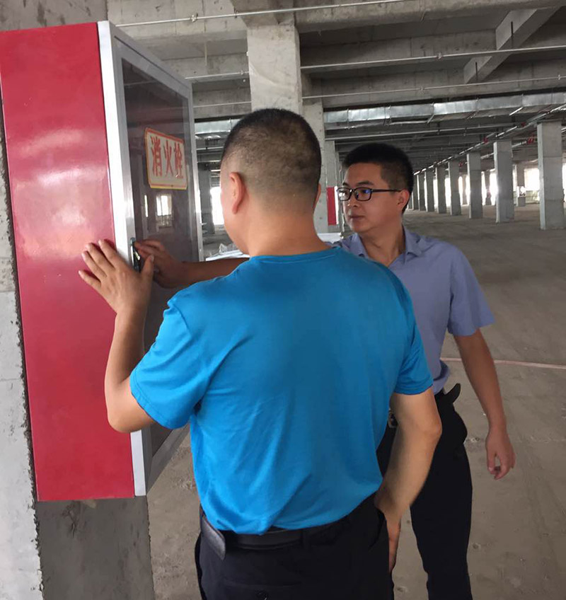 副總經(jīng)理孫宏雷檢查階州廣場(chǎng)安全工作