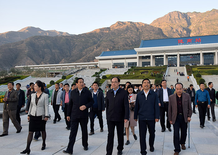 全國(guó)、省市政協(xié)委員體驗(yàn)蘭渝鐵路、視察階州廣場(chǎng)