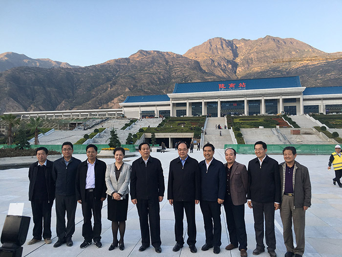 全國(guó)、省市政協(xié)委員體驗(yàn)蘭渝鐵路、視察階州廣場(chǎng)