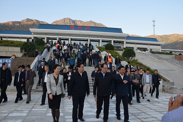 全國(guó)、省市政協(xié)委員體驗(yàn)蘭渝鐵路、視察階州廣場(chǎng)