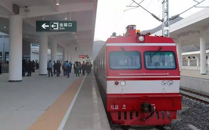 全國(guó)、省市政協(xié)委員體驗(yàn)蘭渝鐵路、視察階州廣場(chǎng)