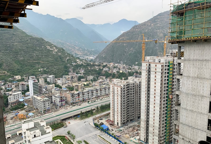 匠心傾注、喜封金頂——龍江?雙子座商住小區(qū)主體順利封頂