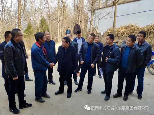 市龍江集團(tuán)在文縣橋頭鎮(zhèn)安子坡村開展“解難題、辦實(shí)事、送溫暖”活動(dòng)