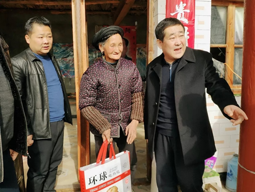 市龍江集團(tuán)在文縣橋頭鎮(zhèn)安子坡村開展“解難題、辦實(shí)事、送溫暖”活動(dòng)