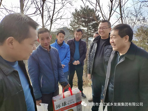市龍江集團(tuán)在文縣橋頭鎮(zhèn)安子坡村開展“解難題、辦實(shí)事、送溫暖”活動(dòng)