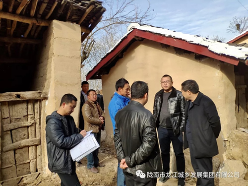 市龍江集團(tuán)在文縣橋頭鎮(zhèn)安子坡村開展“解難題、辦實(shí)事、送溫暖”活動(dòng)