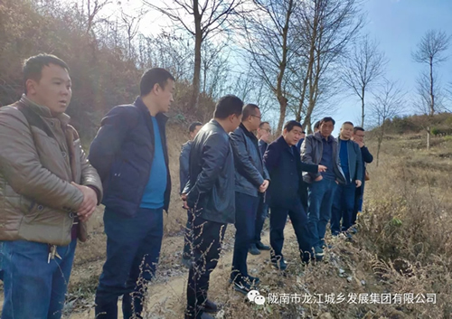 市龍江集團(tuán)在文縣橋頭鎮(zhèn)安子坡村開展“解難題、辦實(shí)事、送溫暖”活動(dòng)